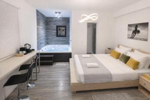 Grand Jacuzzi suite and 6 guests Family Apartment 180m metro near Acropolis