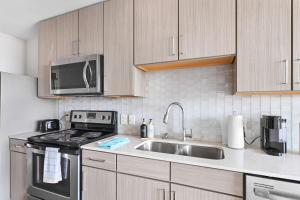 Walkable Downtown Stay - Balcony Pool & Gym