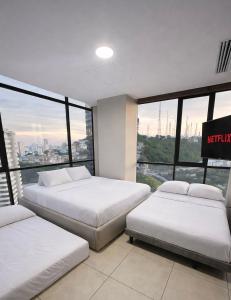 Apartamento moderno con vistas a la ciudad, 2 dormitorios, sala de estar y cocina equipada en la planta superior
