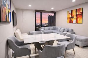 Apartamento moderno con vistas a la ciudad, 2 dormitorios, sala de estar y cocina equipada en la planta superior