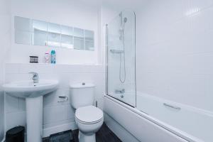 Stylish 2 Bedroom, 2 Bathroom Apartment with Free Parking