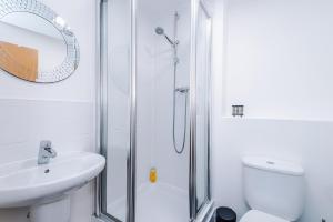 Stylish 2 Bedroom, 2 Bathroom Apartment with Free Parking