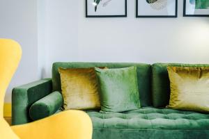 Stylish 2 Bedroom, 2 Bathroom Apartment with Free Parking