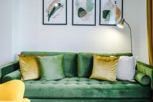 Stylish 2 Bedroom, 2 Bathroom Apartment with Free Parking