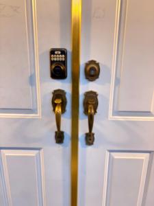 Cozy Private Room Near King George Blvd - Free Parking & Wifi