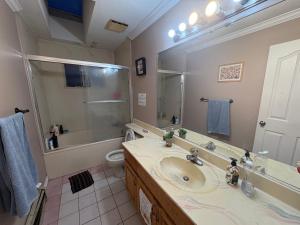 Cozy Private Room Near King George Blvd - Free Parking & Wifi