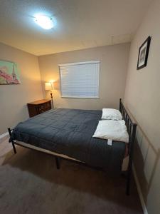 Cozy Private Room Near King George Blvd - Free Parking & Wifi