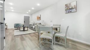 Landing Apartments - 4415 Chestnut