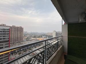Modern Luxe Studio Ambience Cozy & Stylish Stay