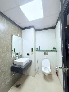 Modern Luxe Studio Ambience Cozy & Stylish Stay