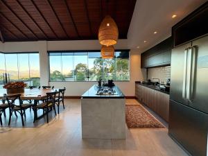 Casa 05 Monte Boa Vista - Casa de Luxo na Serra com Sauna e 4 Suítes