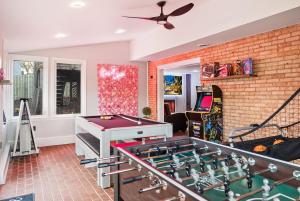 Luxury home with Hot-tub fire Pit Game Room