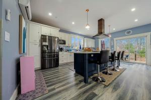 Luxe Coastal Retreat with Hot Tub & Spring Fires