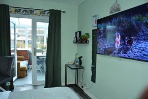Cosy and Private with 55"TV and Dedicated Toilet Shower Space