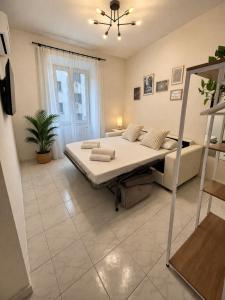 Metro at the door- Colosseo 6 min- 2BR AC WiFi