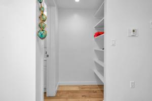 Modern 1BR Loft w Balcony Free Parking Hollywood