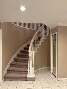 Cedar Hills Guest House- Beautiful Room, Free Parking, 24 Hr Transit