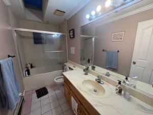 Cedar Hills Guest House- Beautiful Room, Free Parking, 24 Hr Transit