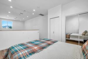 Sleek Loft Apartment with AC & gated Parking space In Hollywood