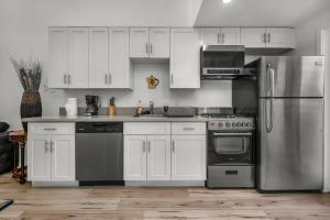 Koreatown 1 Bedroom Loft with 2 Beds Free Parking Wifi