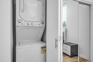 Koreatown 1 Bedroom Loft with 2 Beds Free Parking Wifi