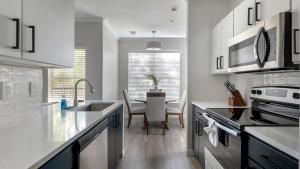 Landing Stylish 1BD Clubhouse Courtyard