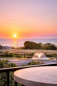 Top Floor Oceanview Luxury KING Villa - Balcony & Steps to Beach