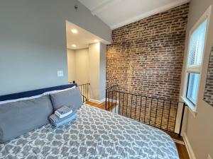 Unique Townhouse near Metro
