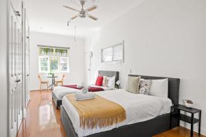 Quadruple Ensuite Room - Nearby Stations & Shops