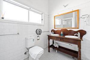 Quadruple Ensuite Room - Nearby Stations & Shops