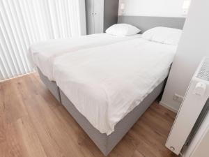 Modern Wemeldinge Holiday Home for 6