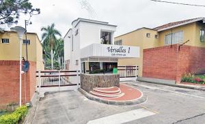 Cozy house with pool and club-style balcony