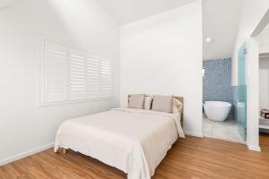 Coastal Family Escape, Pool, Yard & 150m to Warilla Beach