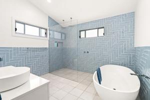 Coastal Family Escape, Pool, Yard & 150m to Warilla Beach