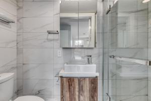 Spacious Penthouse in Prime Downtown Location