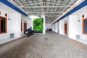 RedDoorz Syariah Plus near Jatiwarna Toll Gate