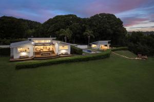 Byrons Brae Tranquil Estate w Pool Views