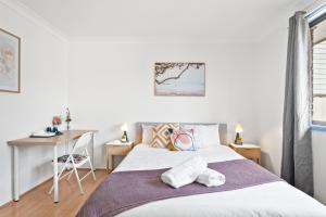 Luxe Double Room - Nearby Stations & Eateries - Shared Bathroom