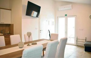 2 Bedroom Cozy Apartment In Vrsi