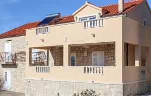 2 Bedroom Gorgeous Apartment In Donji Humac
