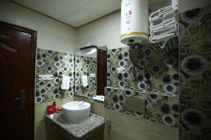 Hotel Mount view Hotels Chain Near Club House Road Manali Luxury Rooms Best Hotel In Manali !!!!!