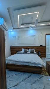 Hotel R R Tripathi