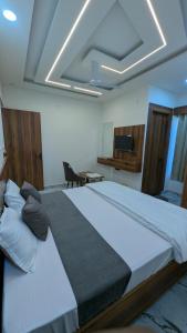 Hotel R R Tripathi
