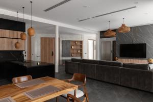 Lakefront 5BR Luxury Villa, Elevator, Pool, Cinema