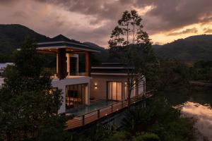 Lakefront 5BR Luxury Villa, Elevator, Pool, Cinema