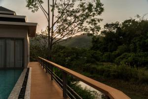 Lakefront 5BR Luxury Villa, Elevator, Pool, Cinema