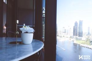 KozyGuru | Docklands | Waterfront Skyline Retreat