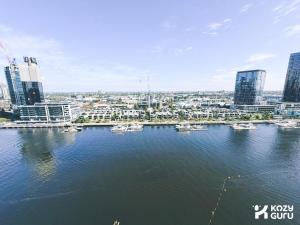 KozyGuru | Docklands | Waterfront Skyline Retreat