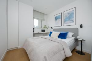 Elegant Apartment with Parking & Balcony in the City Centre by Renters Prestige