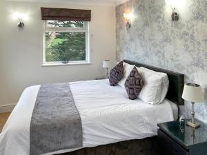 At Cedar Lodge Apartment